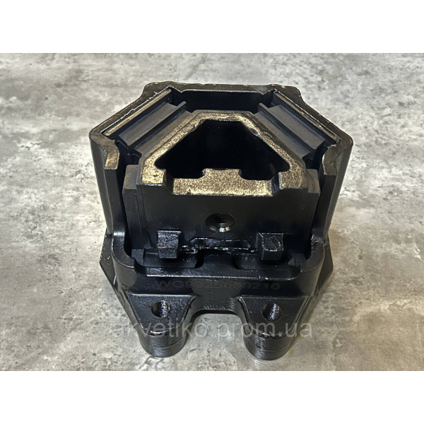 Подушка двигуна передня HOWO T7H/C7H/N7G WG9925590210